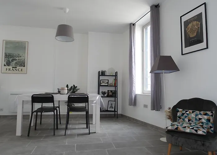 Maison Carree/coeur Historique De - Superbe Appt 55m² Apartman